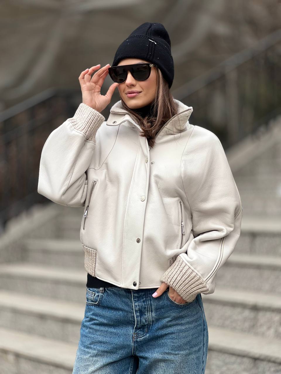 Дубленка-бомбер из натуральной овчины молочного цвета