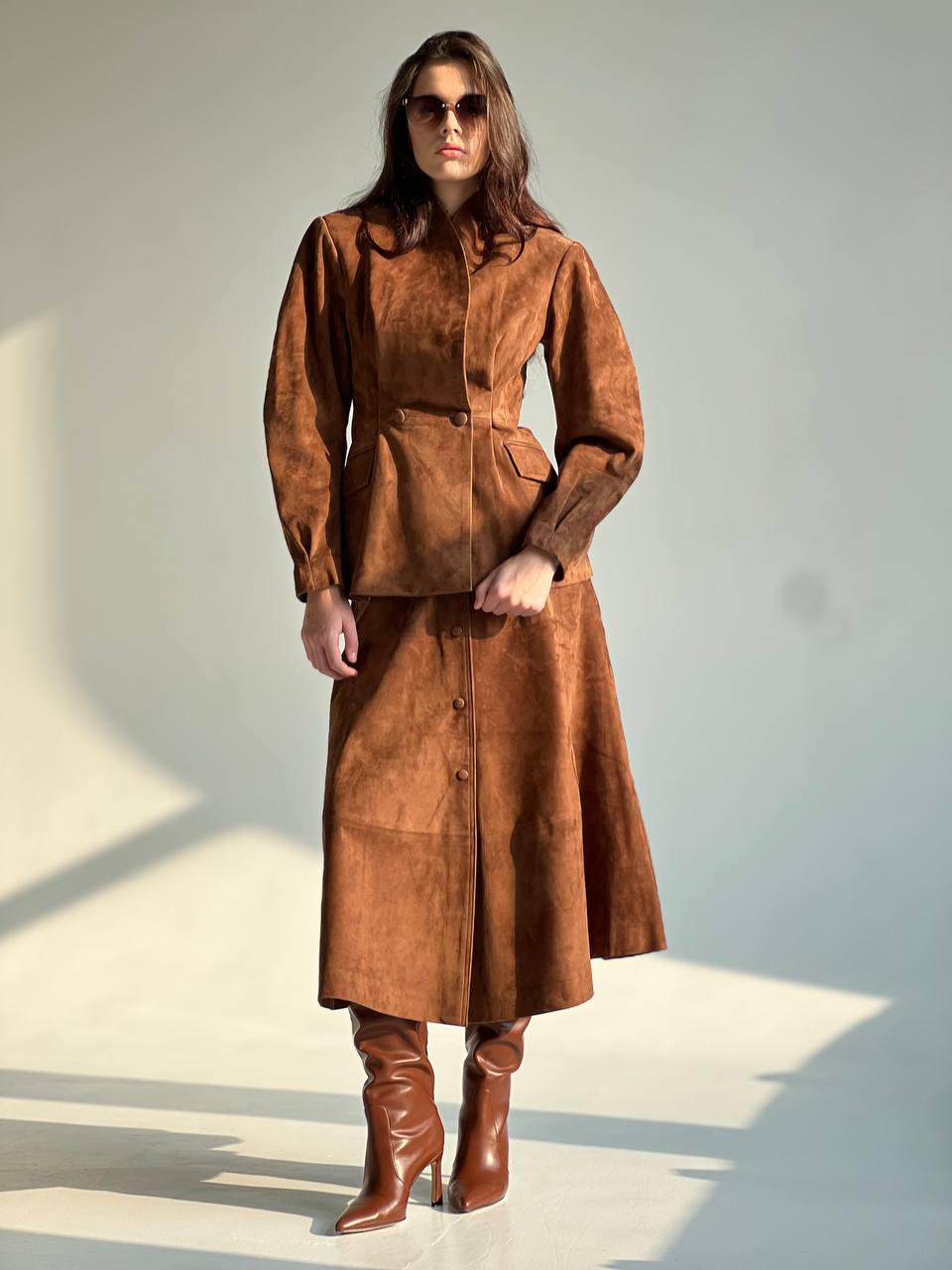 Комплект, из роскошной натуральной замши оттенка кэмел.