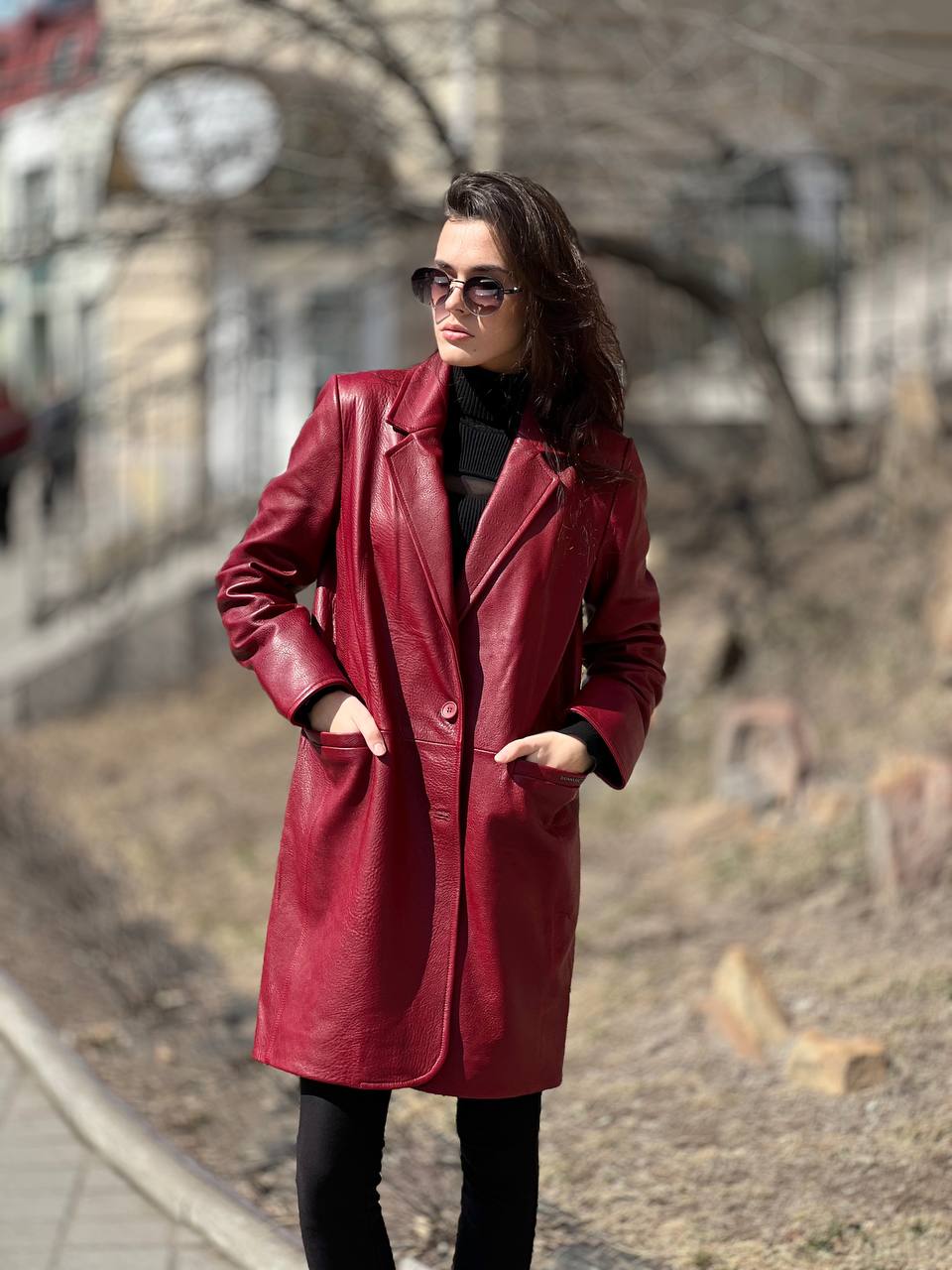 Укороченный плащ из натуральной кожи насыщенного вишнёвого цвета