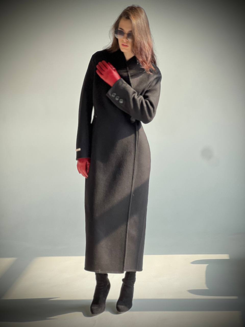 Элегантное пальто из высококачественной шерсти черного цвета.