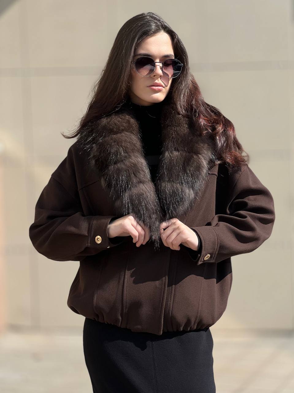 Элегантная куртка из премиальной шерсти глубокого шоколадного оттенка