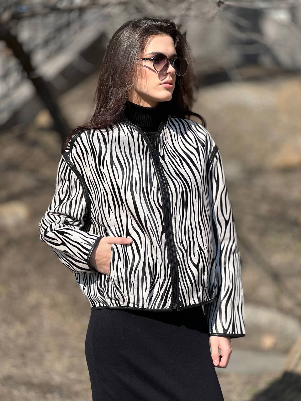 Бомбер из натуральной кожи с эффектным чёрно-белым принтом зебры.