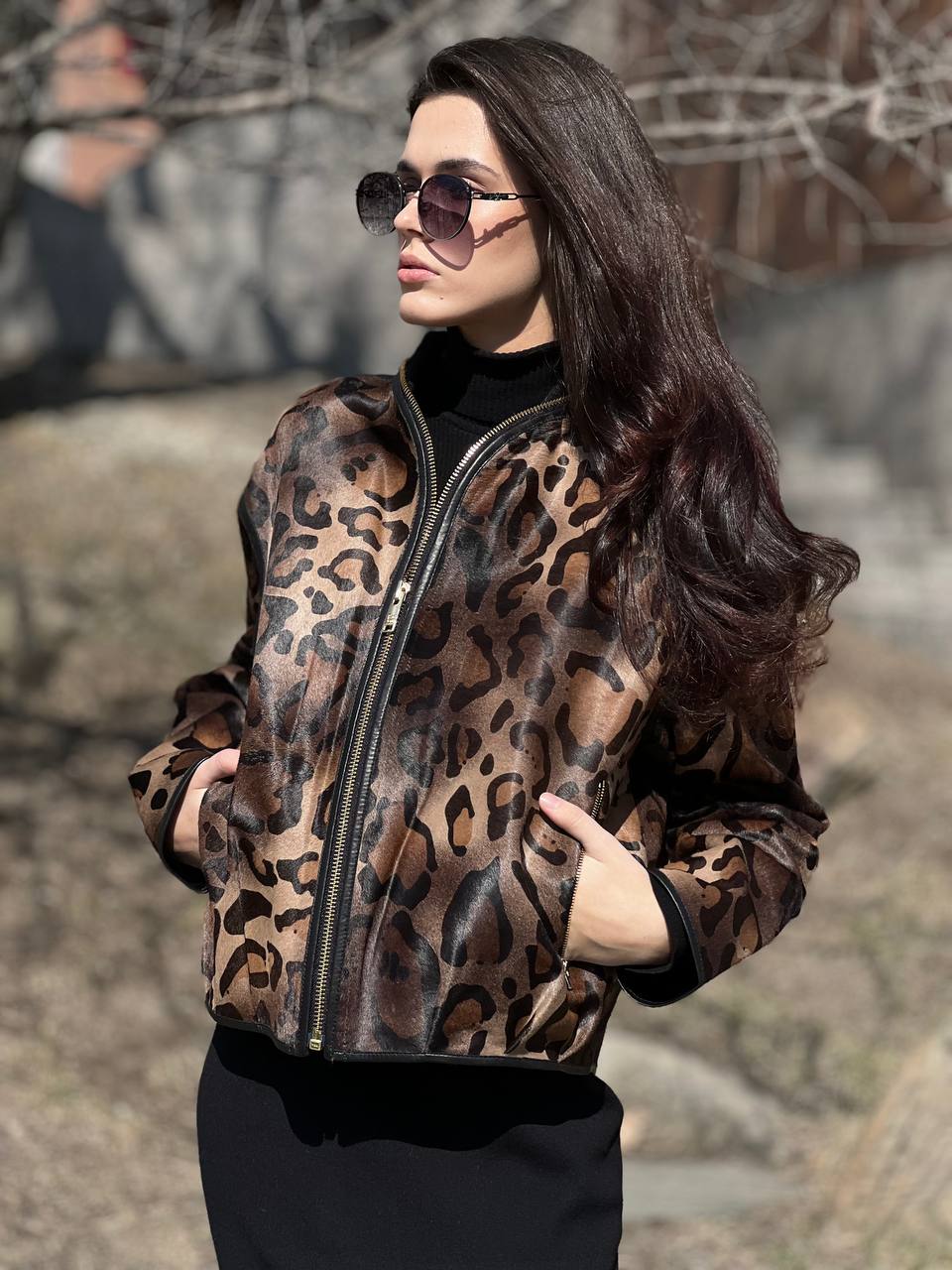 Стильная куртка-бомбер из натуральной кожи с анималистическим принтом