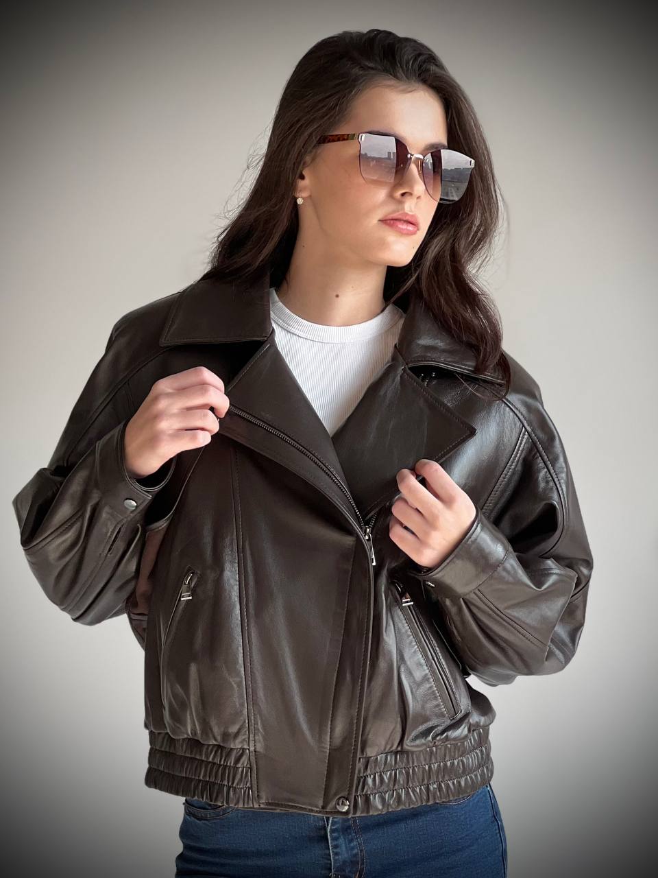 Куртка-бомбер с элементами косухи в изысканном холодном шоколадном оттенке