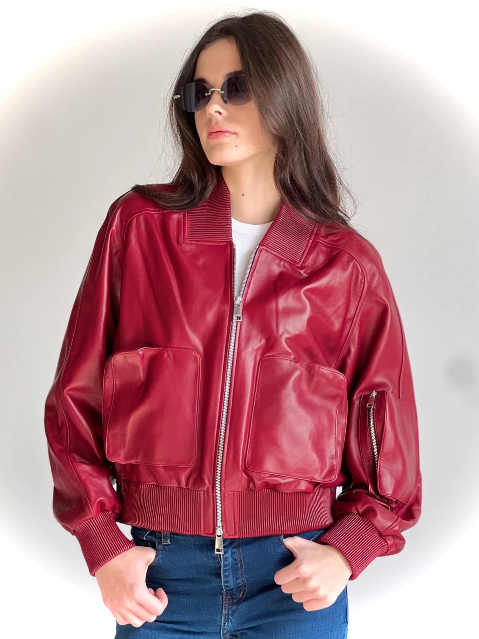 Бомбер из натуральной кожи цвета спелой вишни