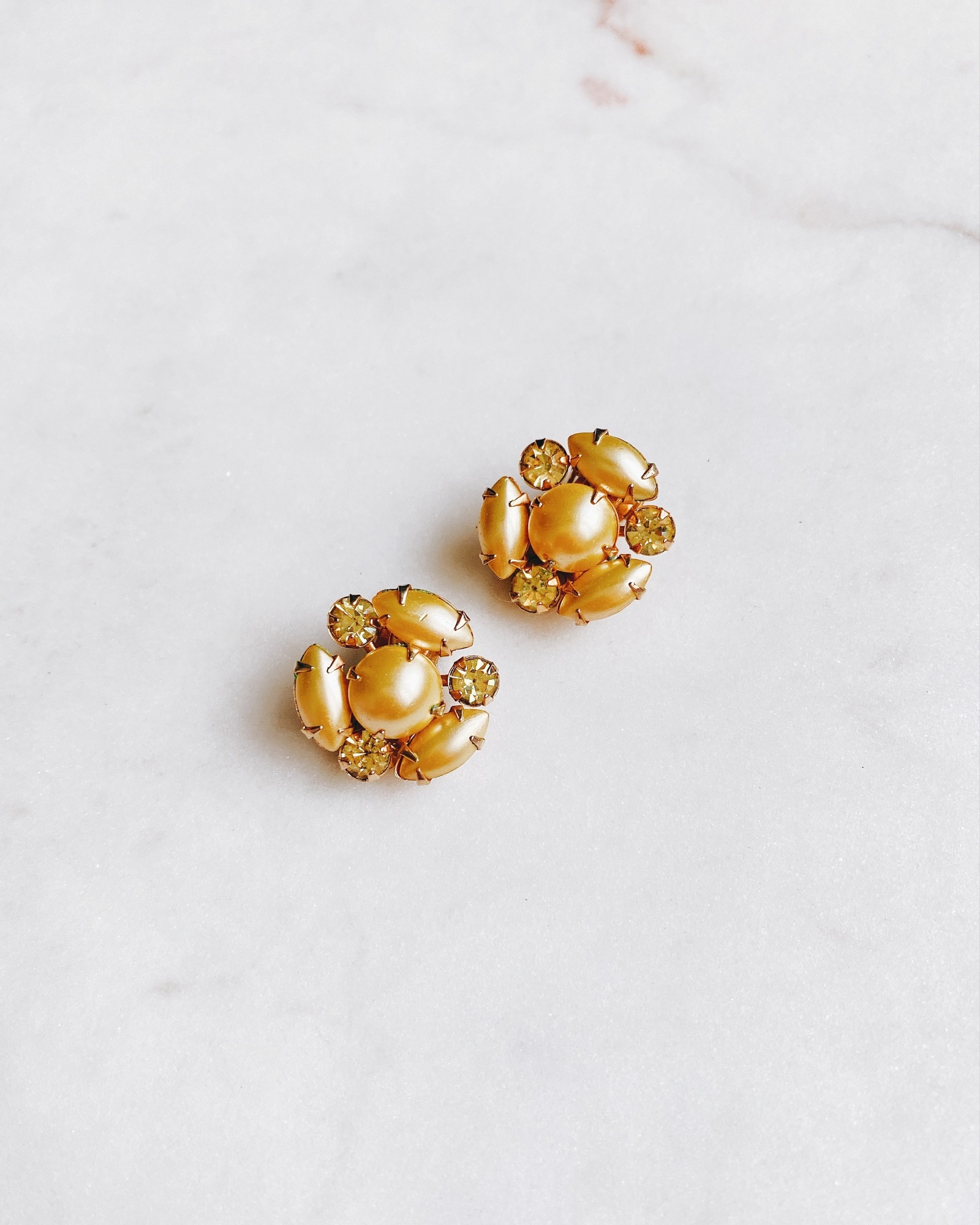 Клипсы с жемчужинами и кристаллами