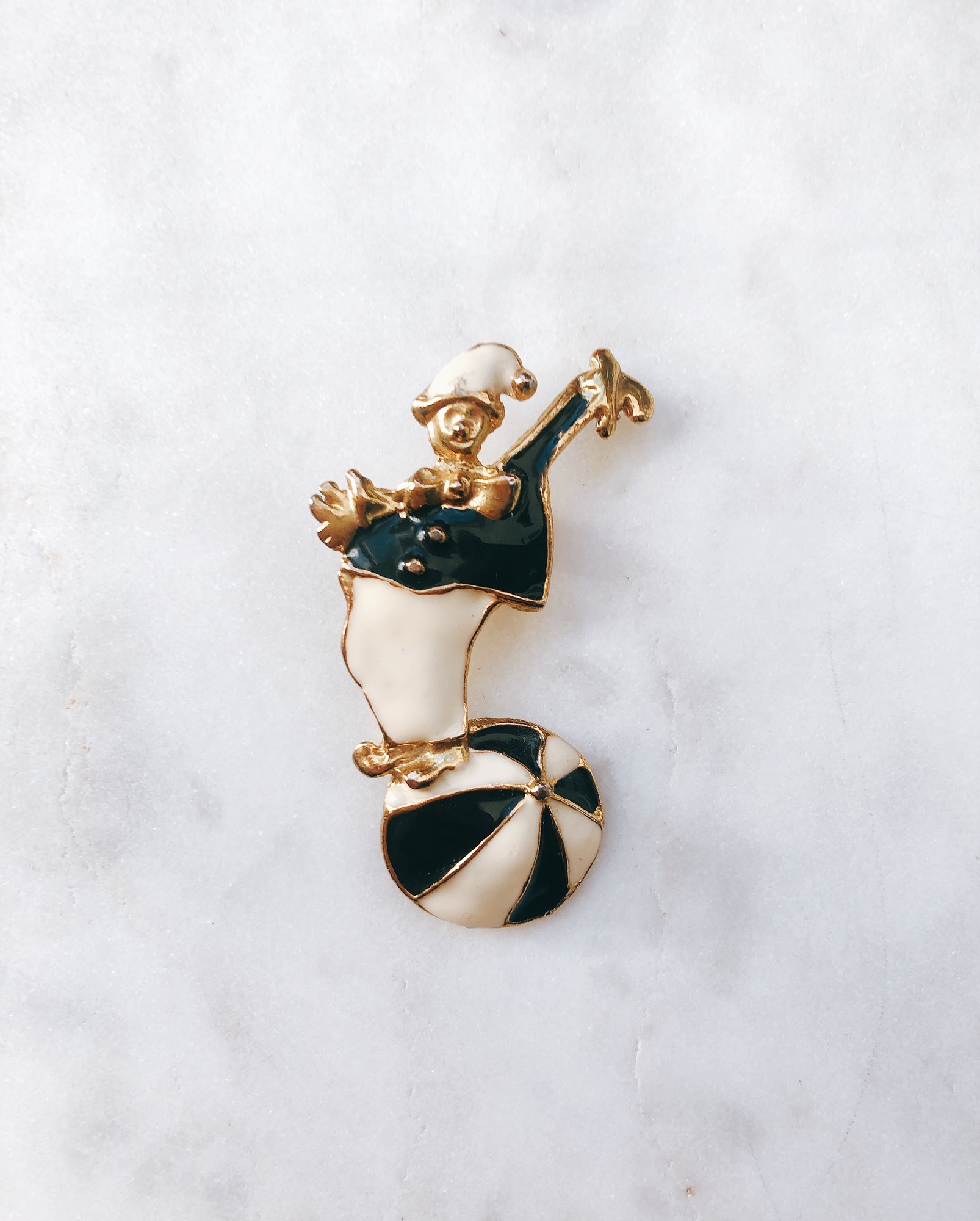 Брошь-фигурка