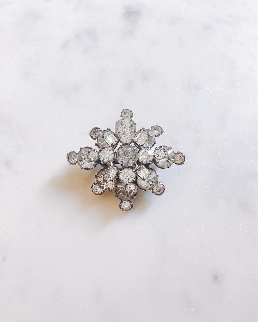 Брошь с кристаллами