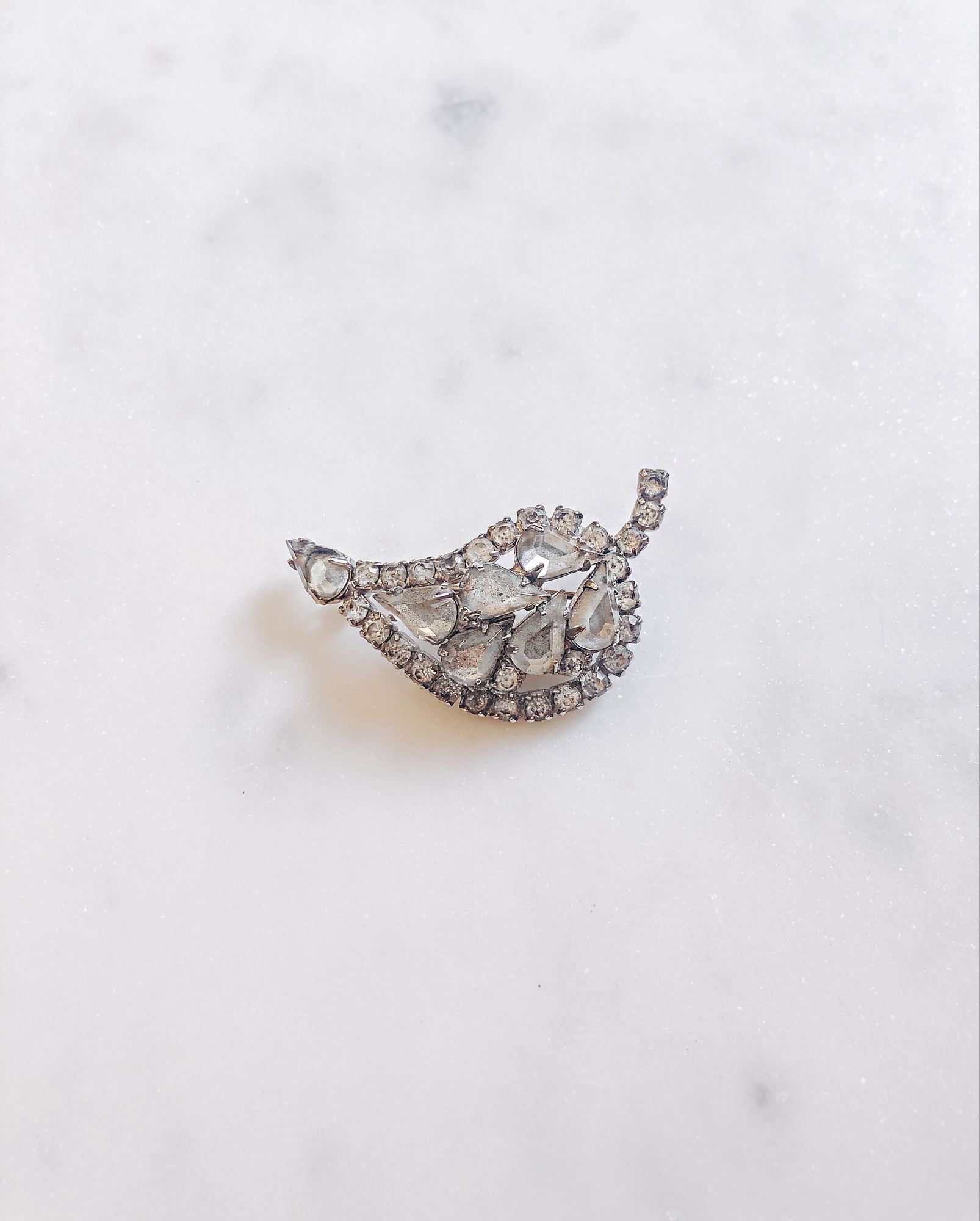 Брошь-лепесток с кристаллами