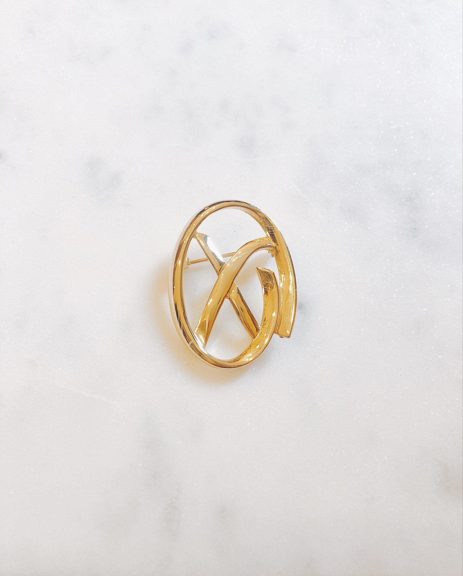 Брошь в виде букв «XO»