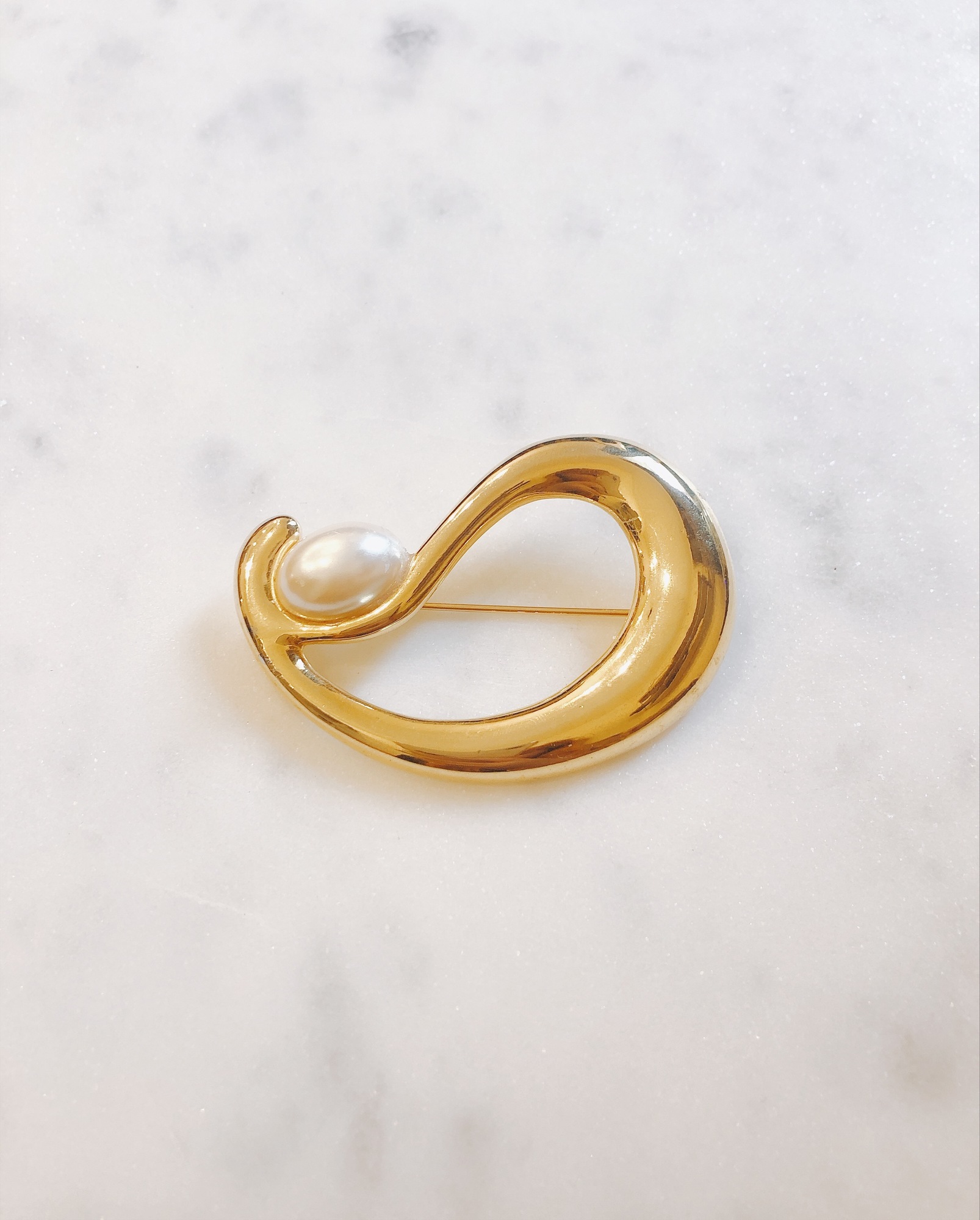 Золотистая брошь с жемчужиной