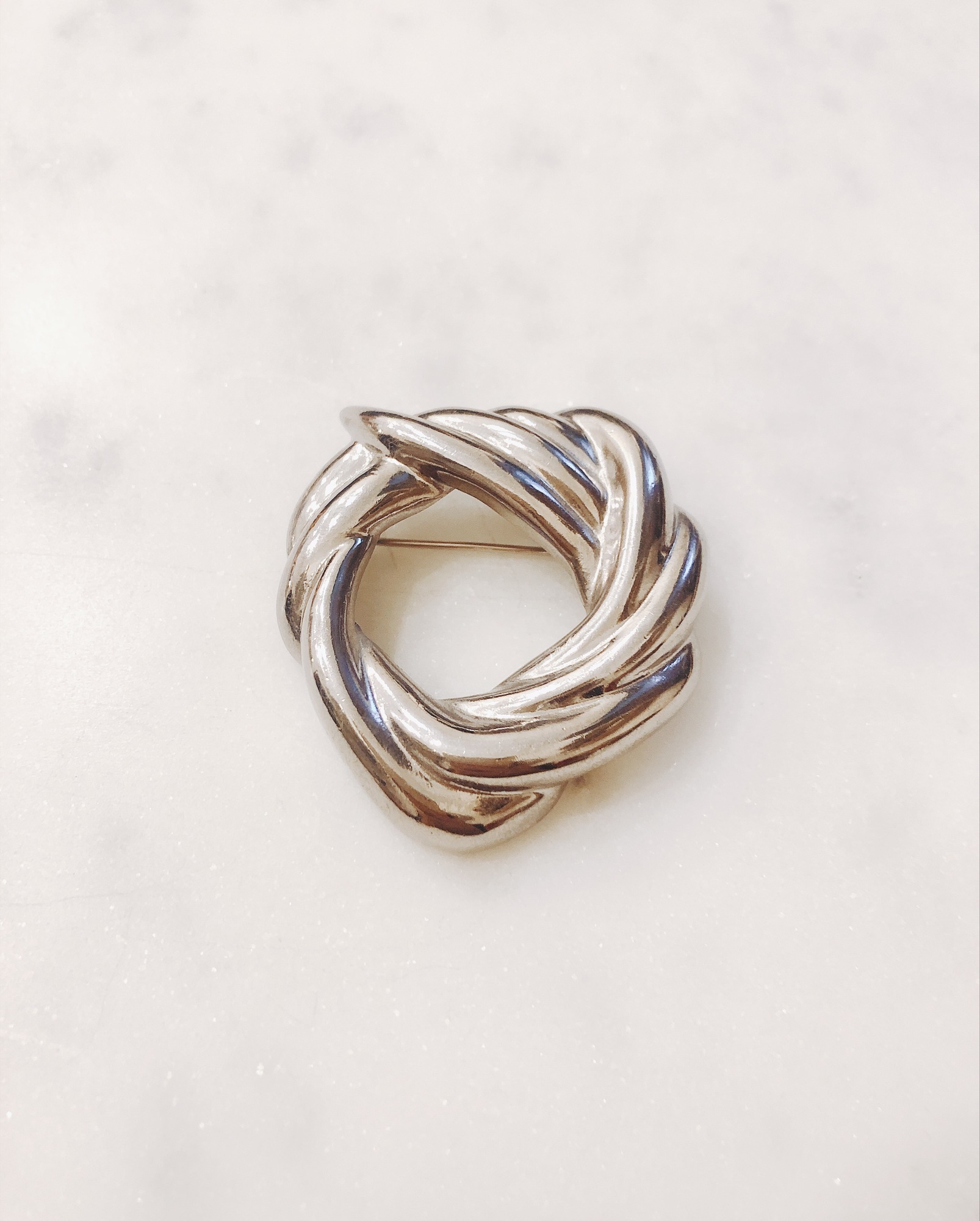 Серебристая брошь Liz Claiborne