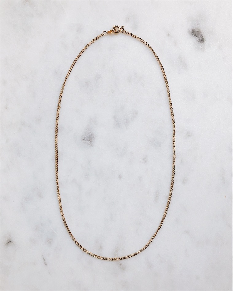 Минималистичная золотистая цепь