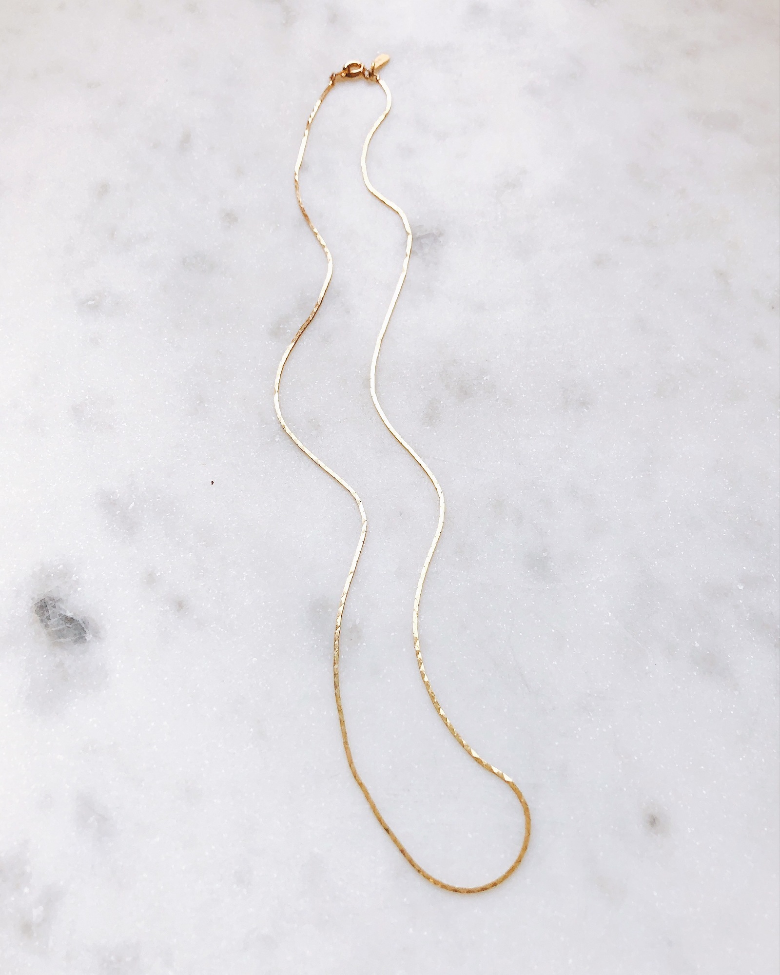 Минималистичная золотистая цепь