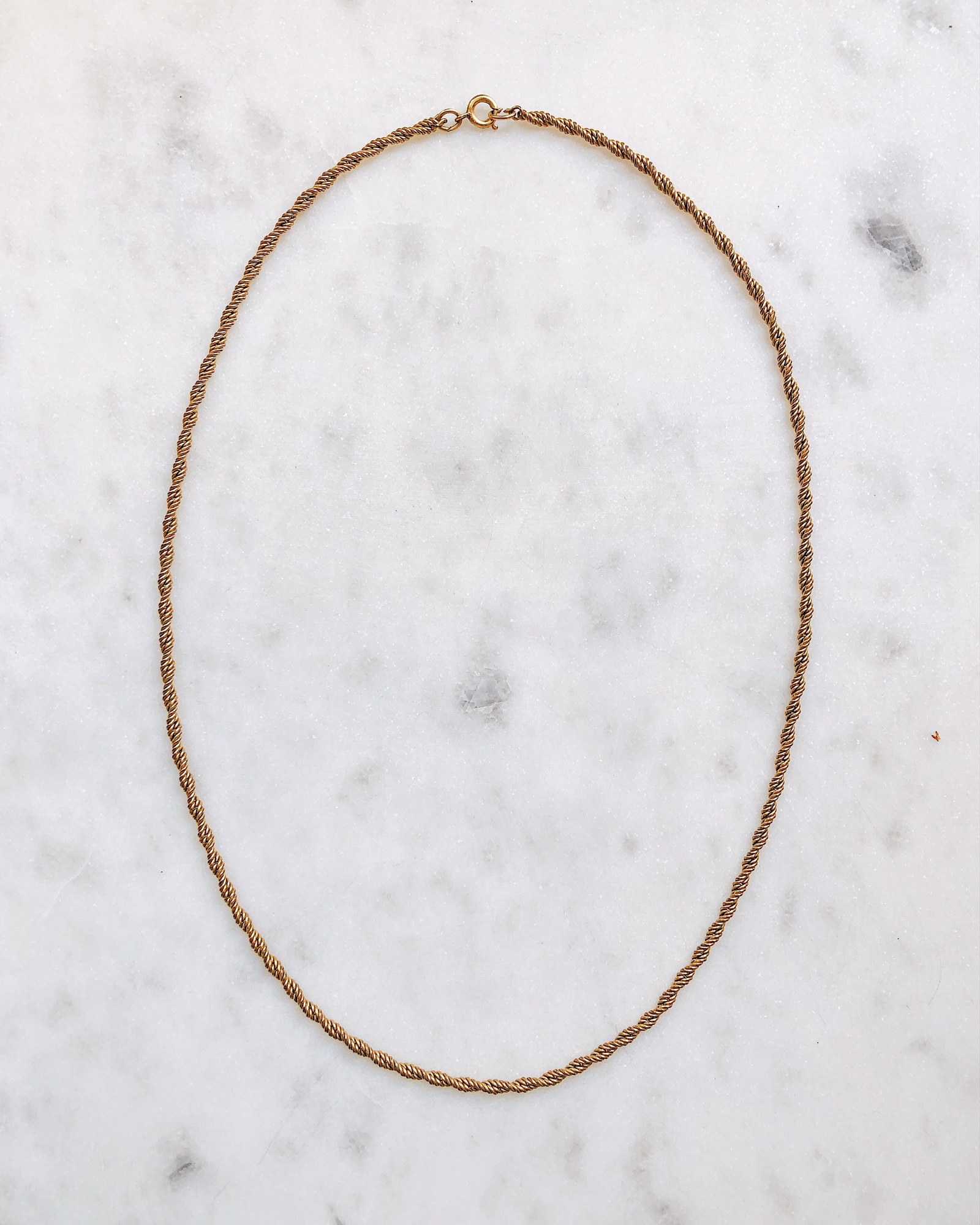 Утонченная золотистая цепь