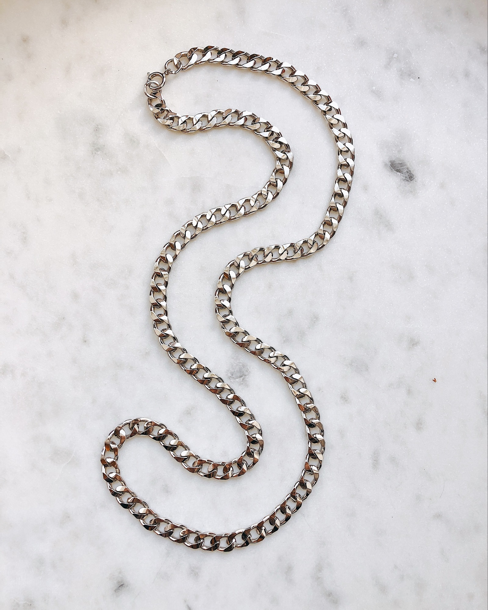 Серебристая цепь объемного плетения