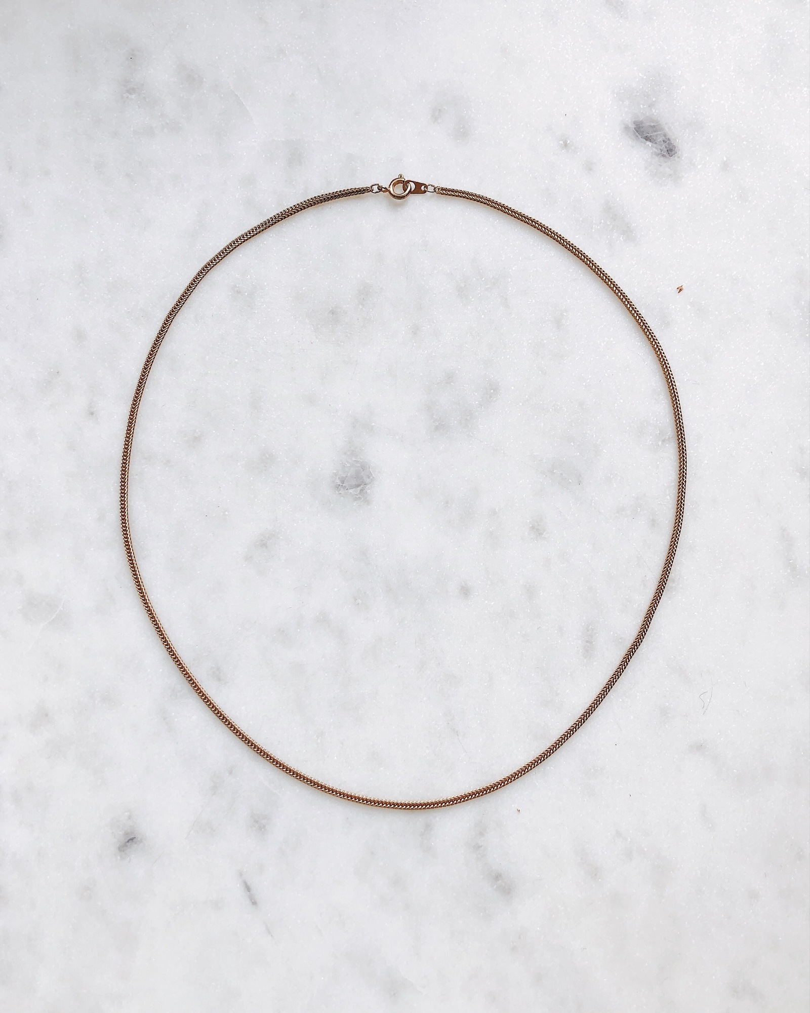 Минималистичная золотистая цепь