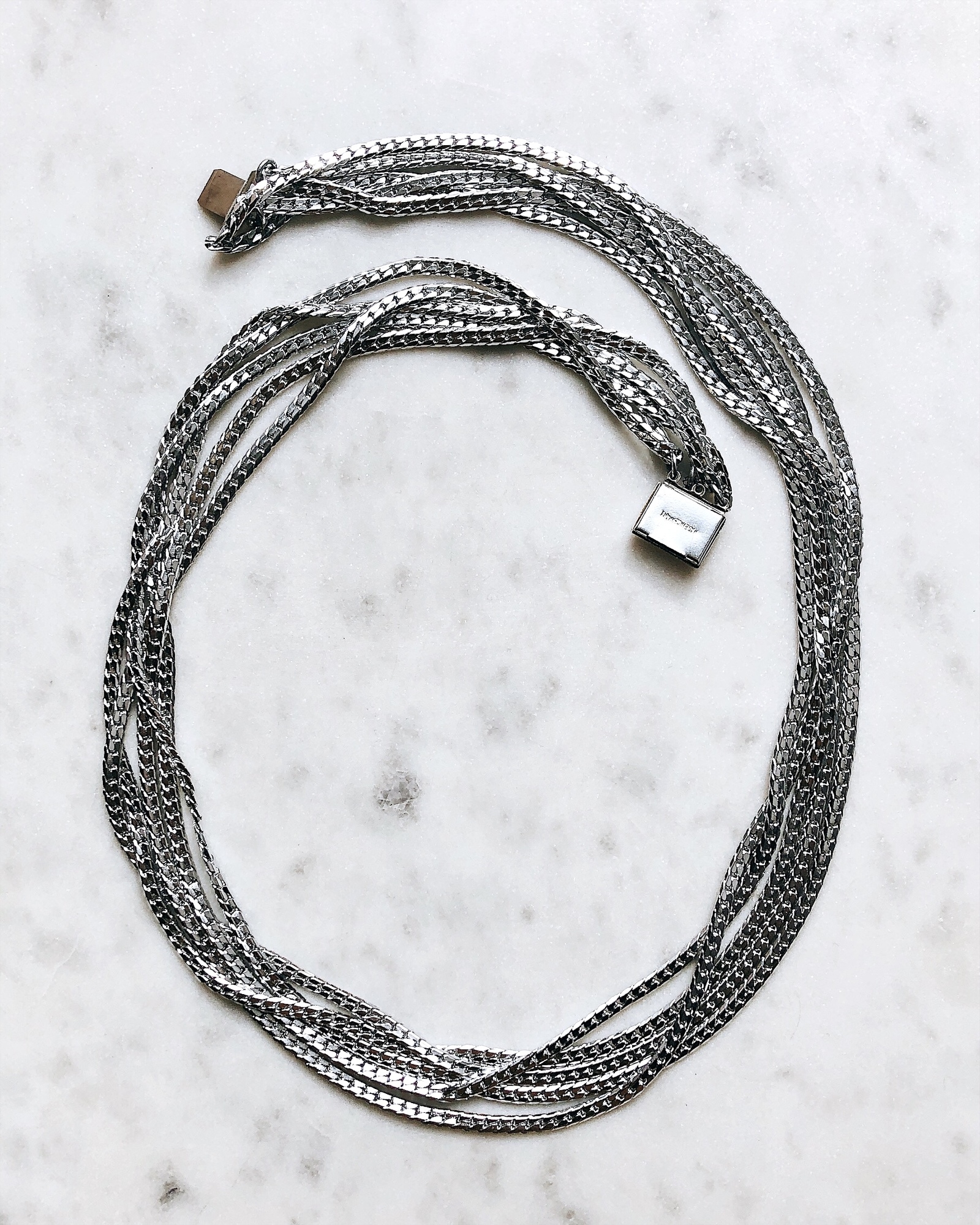 Серебристое многослойное колье