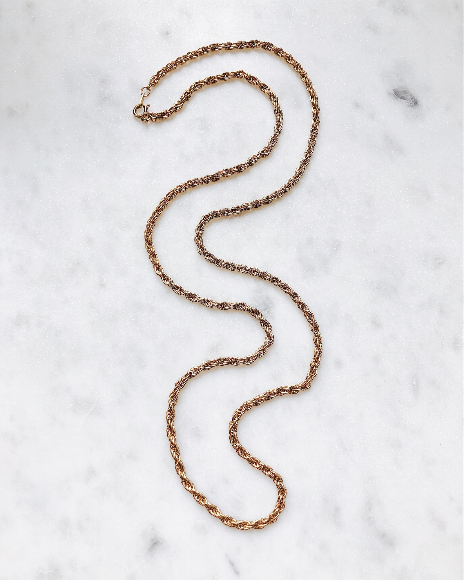 Витая золотистая цепь