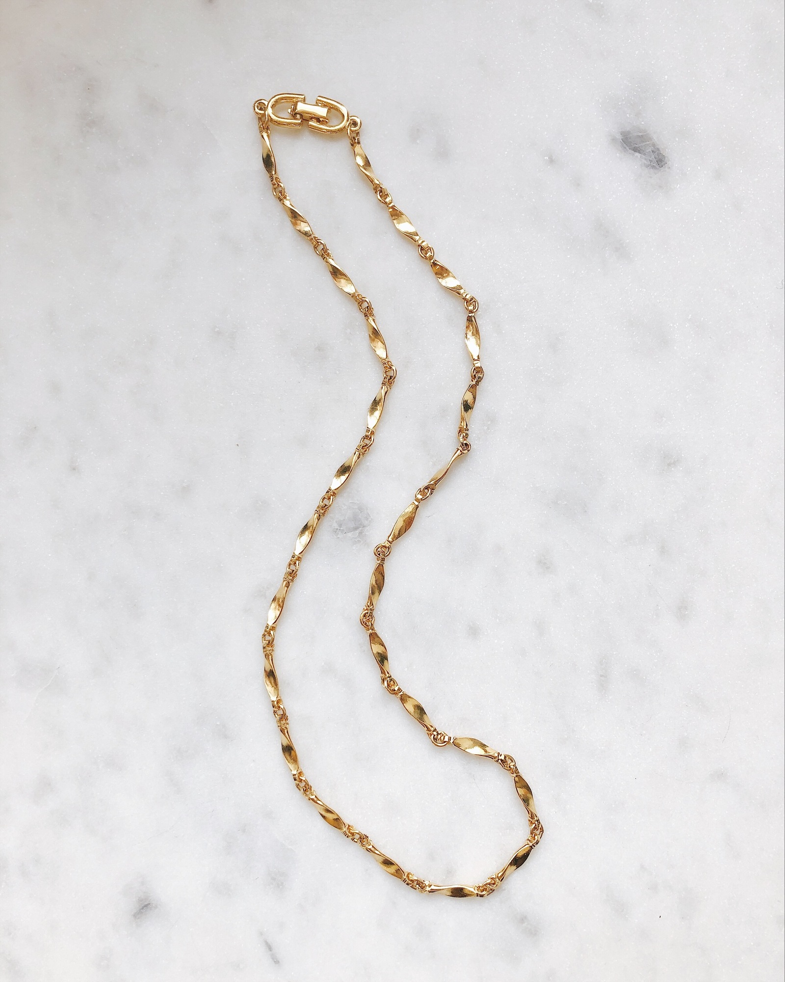 Фантазийная золотистая цепь