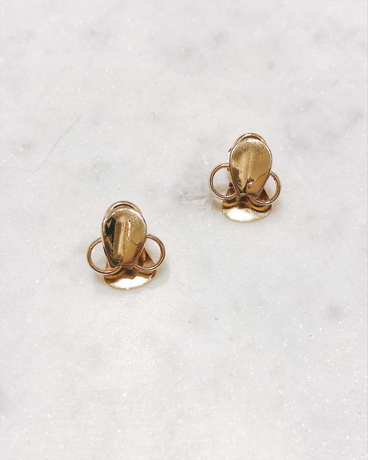 Золотистые клипсы-лепестки