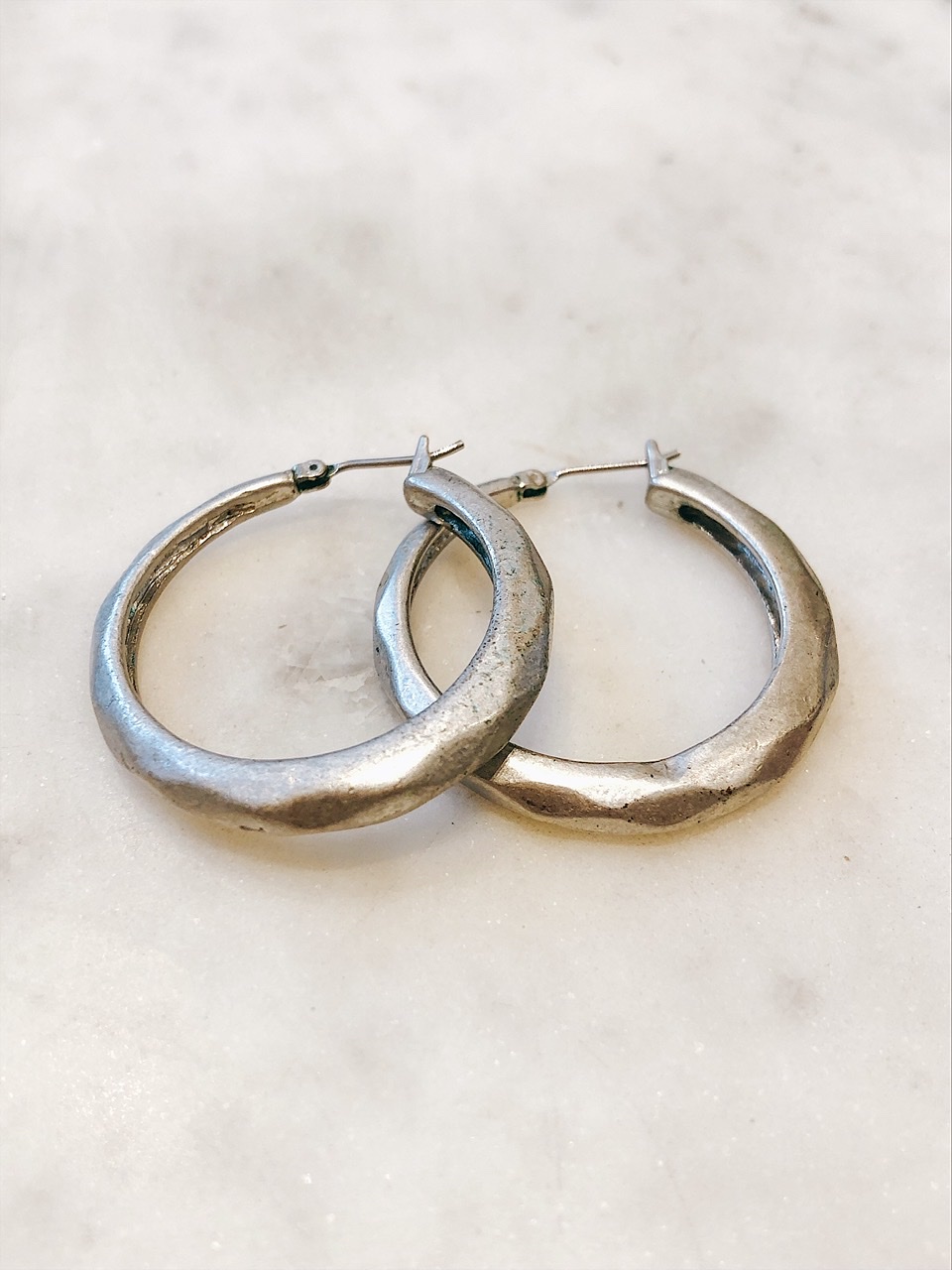 Серебристые серьги-кольца