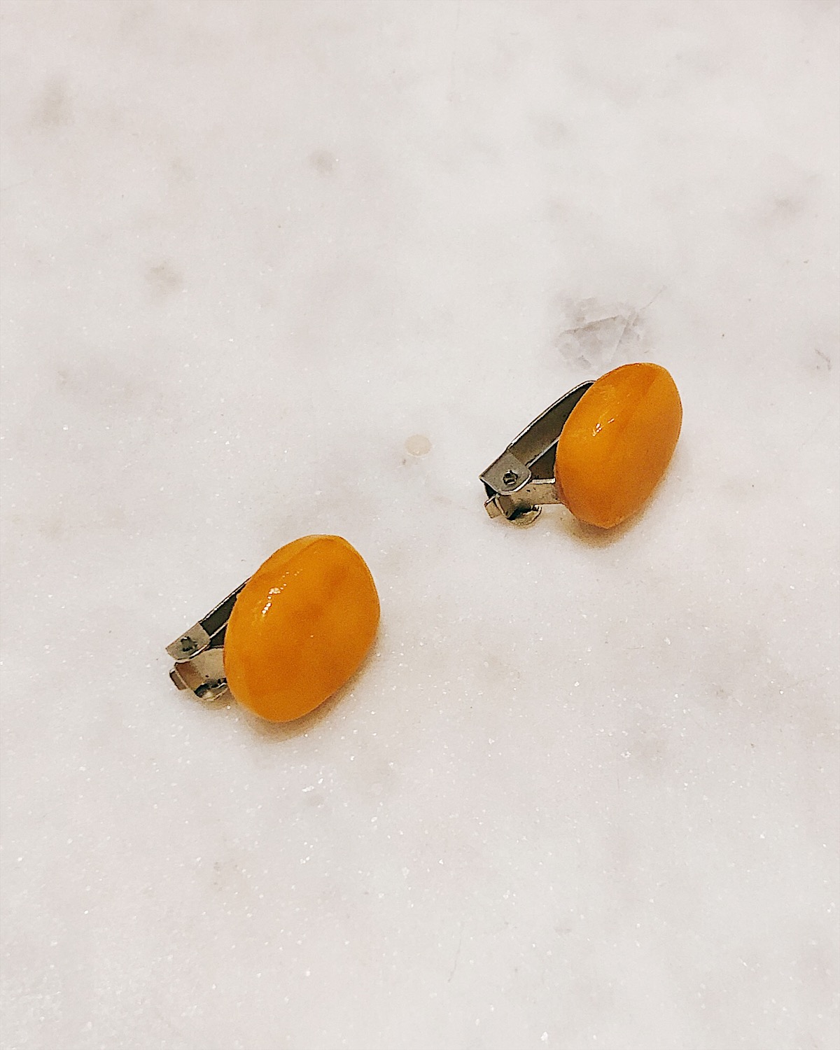 Миниатюрные клипсы с камнем