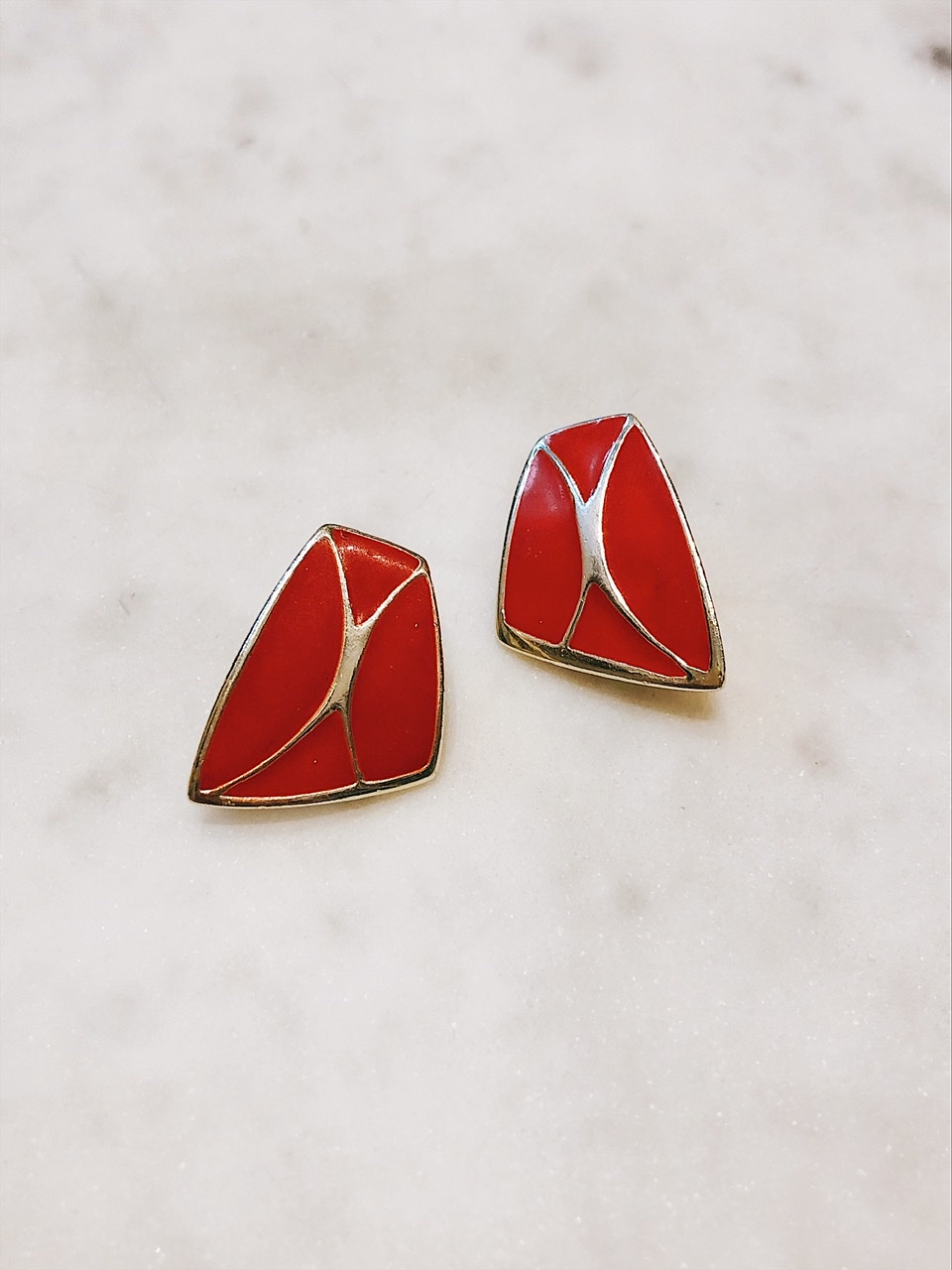 Красные геометричные клипсы