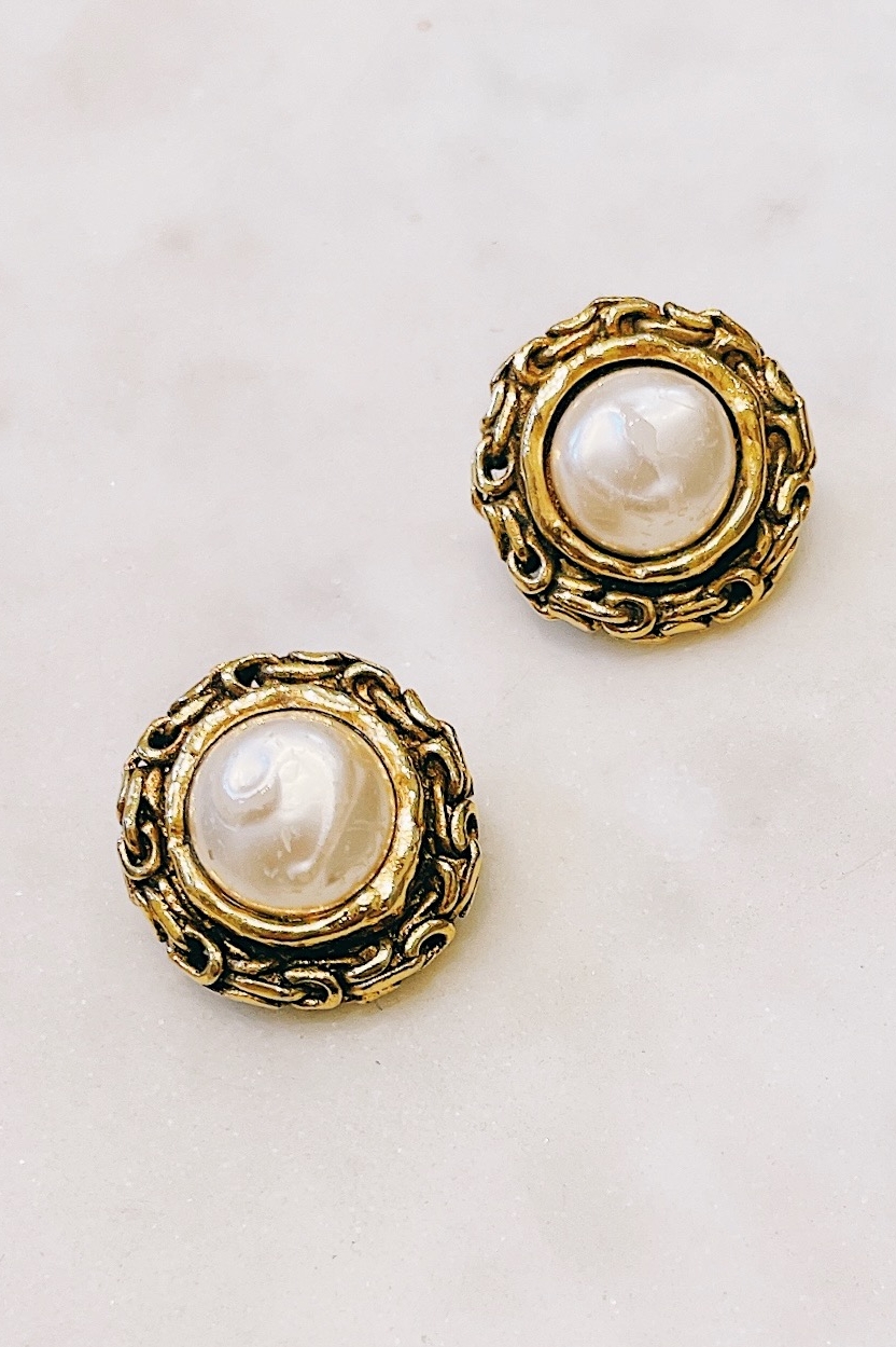 Жемчужные клипсы Chanel