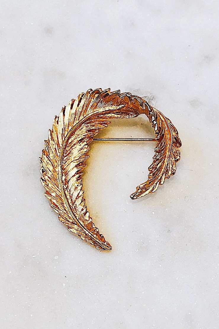 Брошь-перо с тиснением