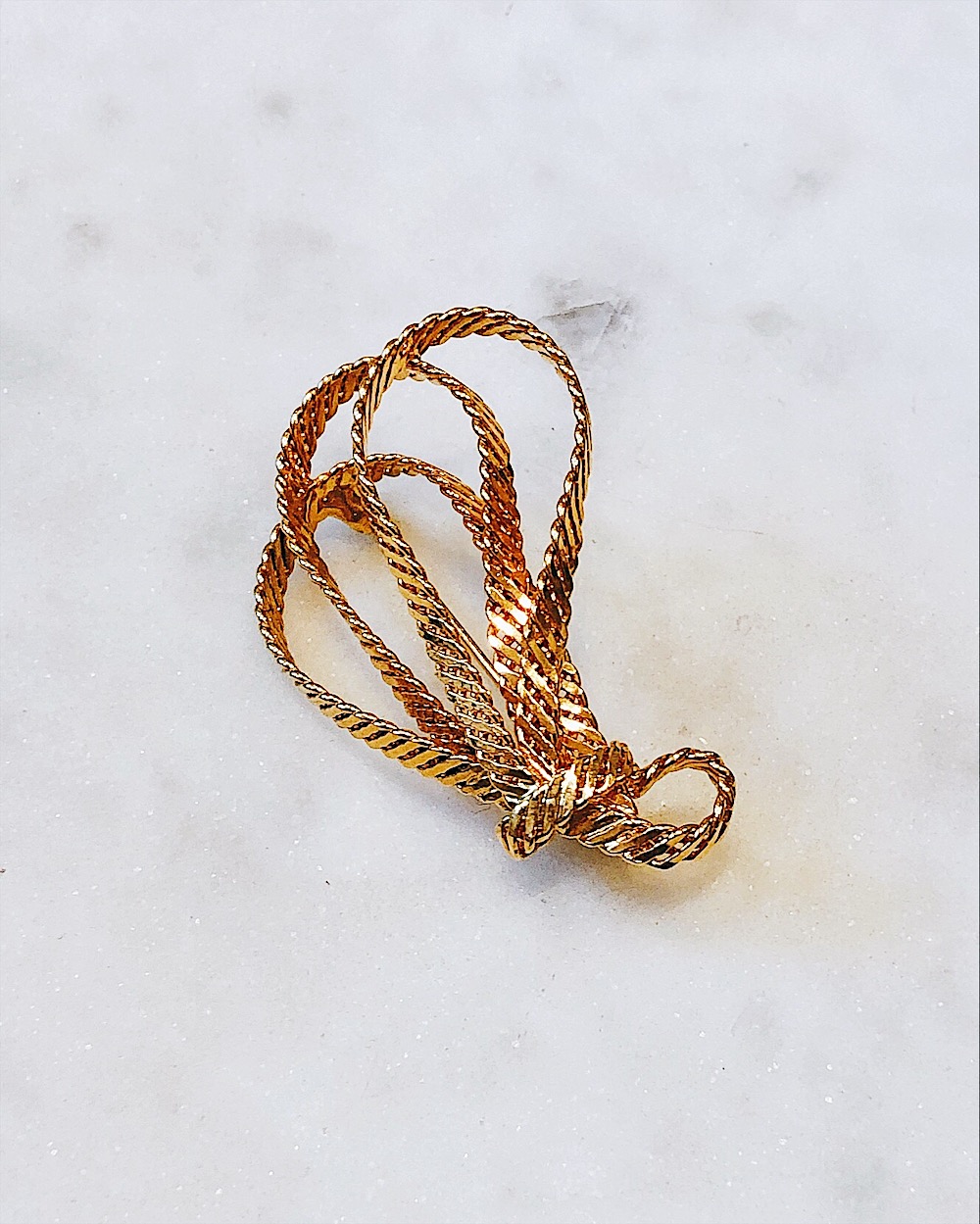 Невесомая витая брошь