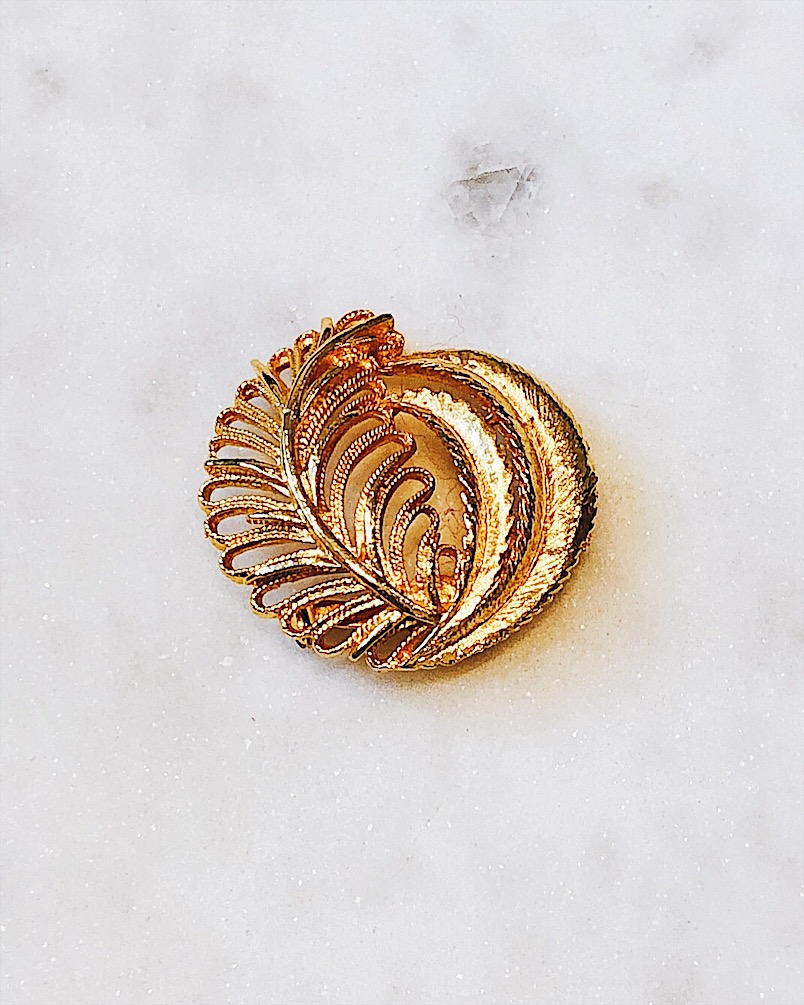 Брошь в виде листьев