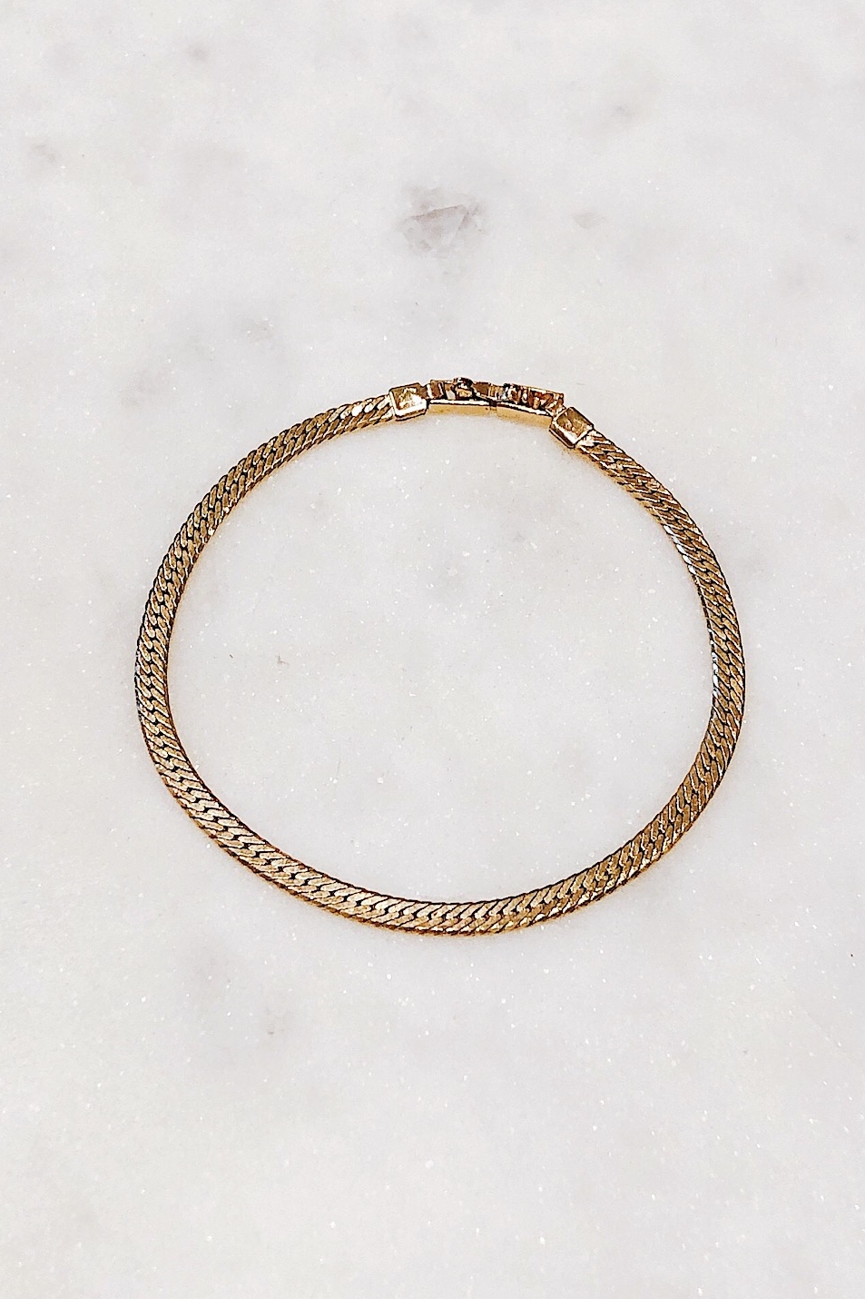 Золотистый тиснёный браслет