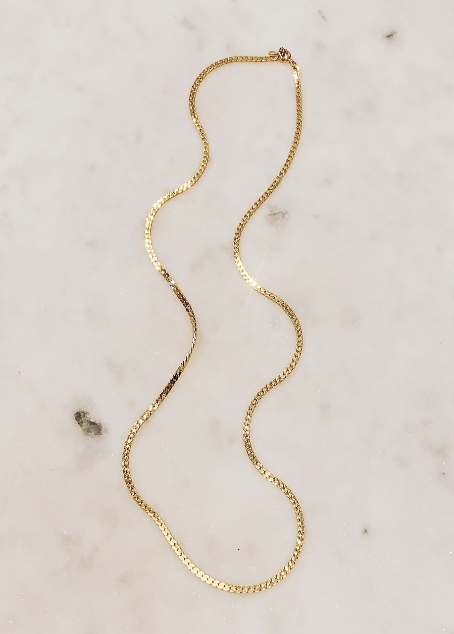 Золотистая утончённая цепь