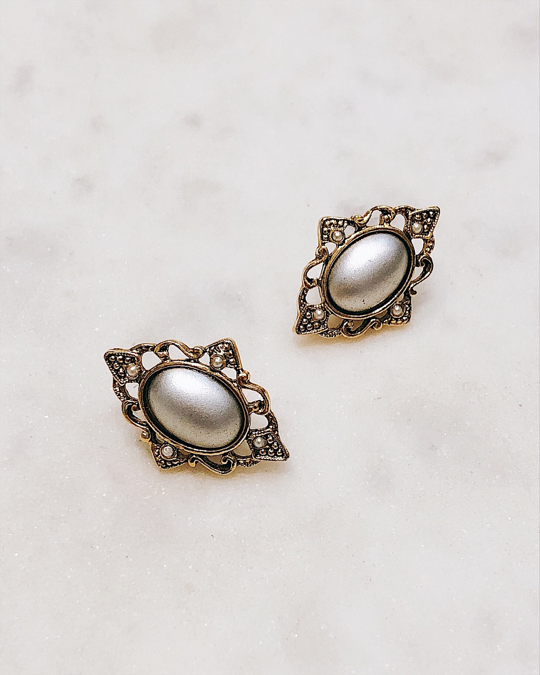 Геометричные жемчужные серьги с тиснением