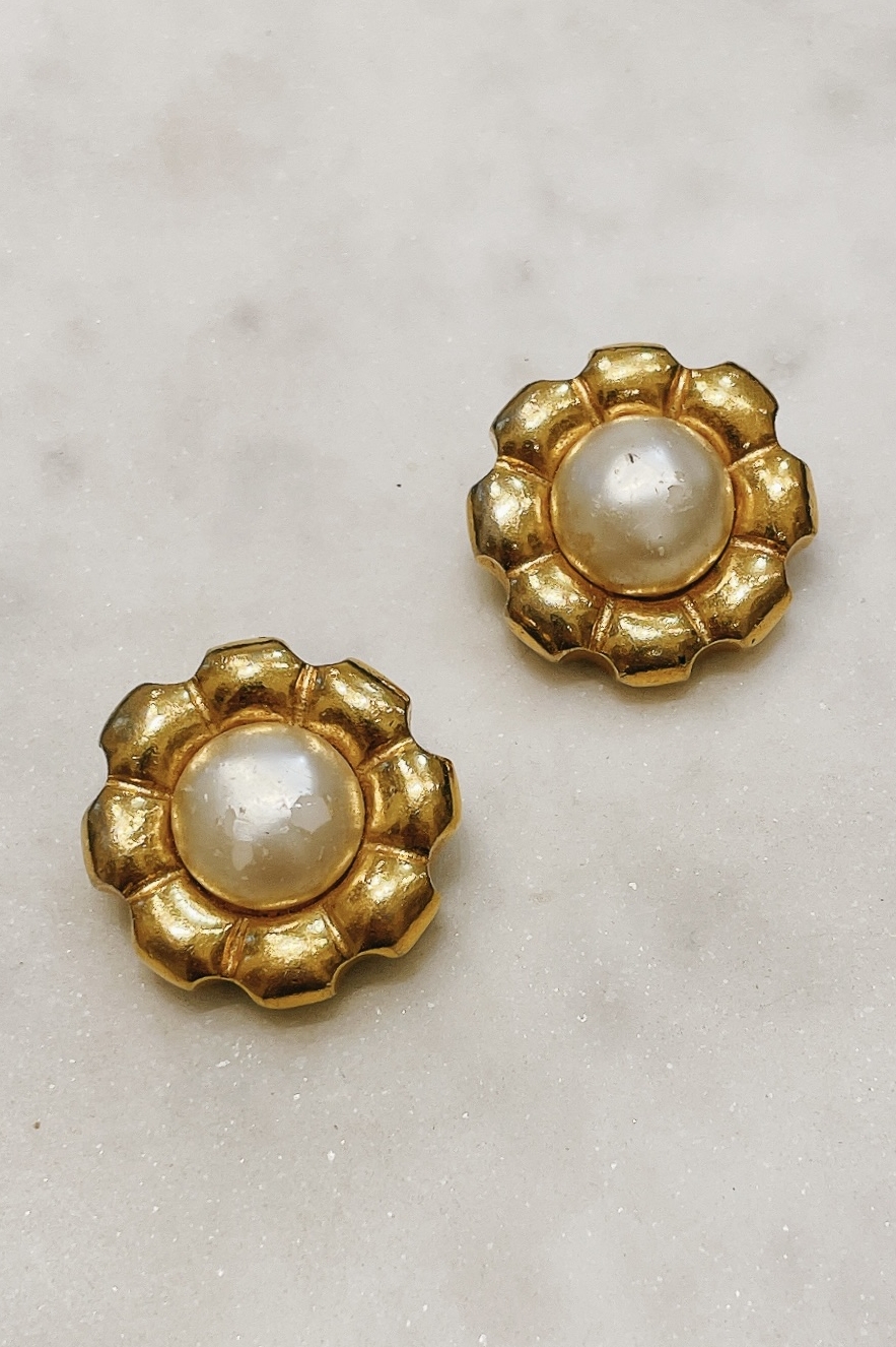 Жемчужные клипсы-цветы Chanel