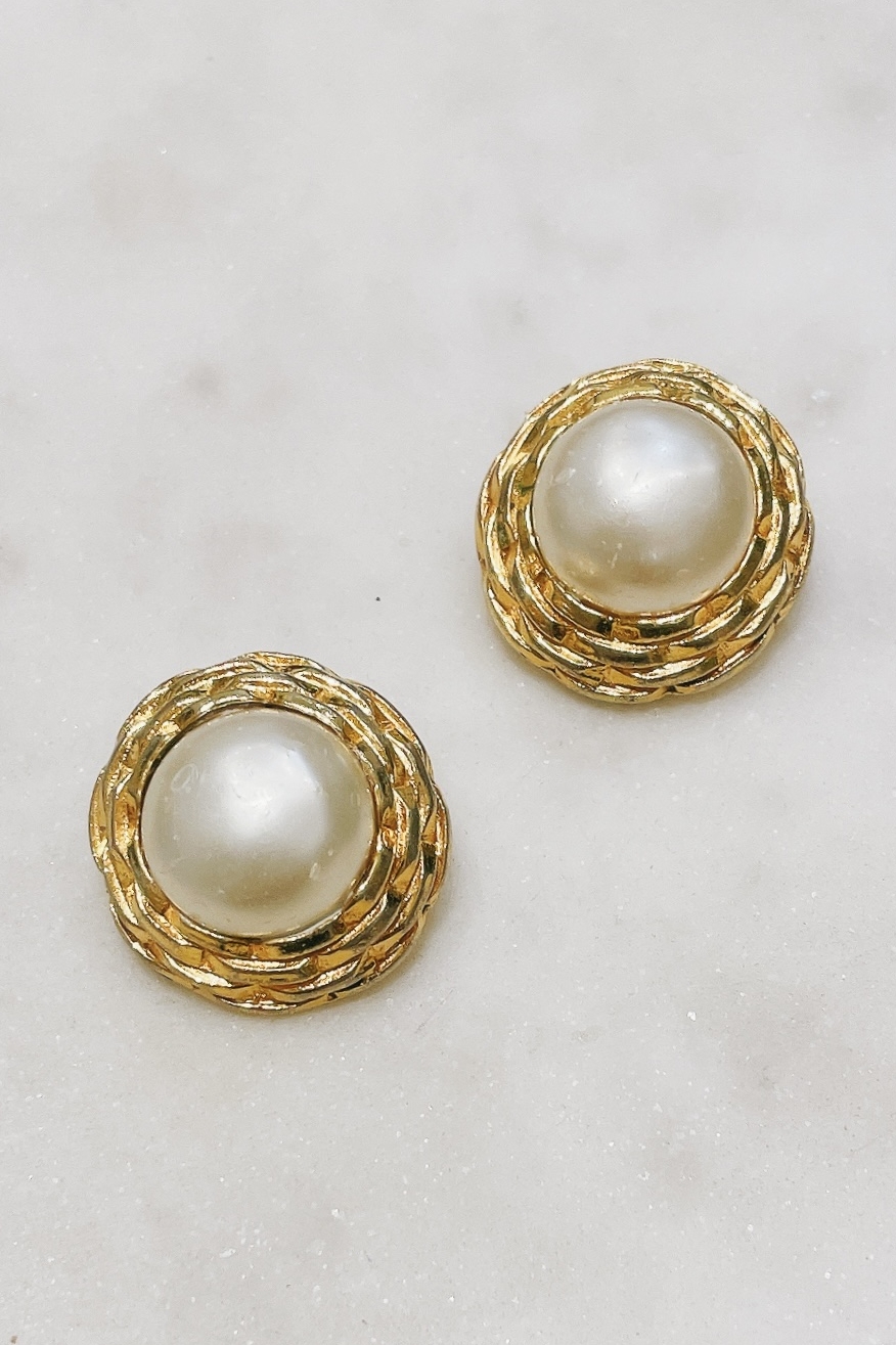 Жемчужные клипсы Chanel с тиснением