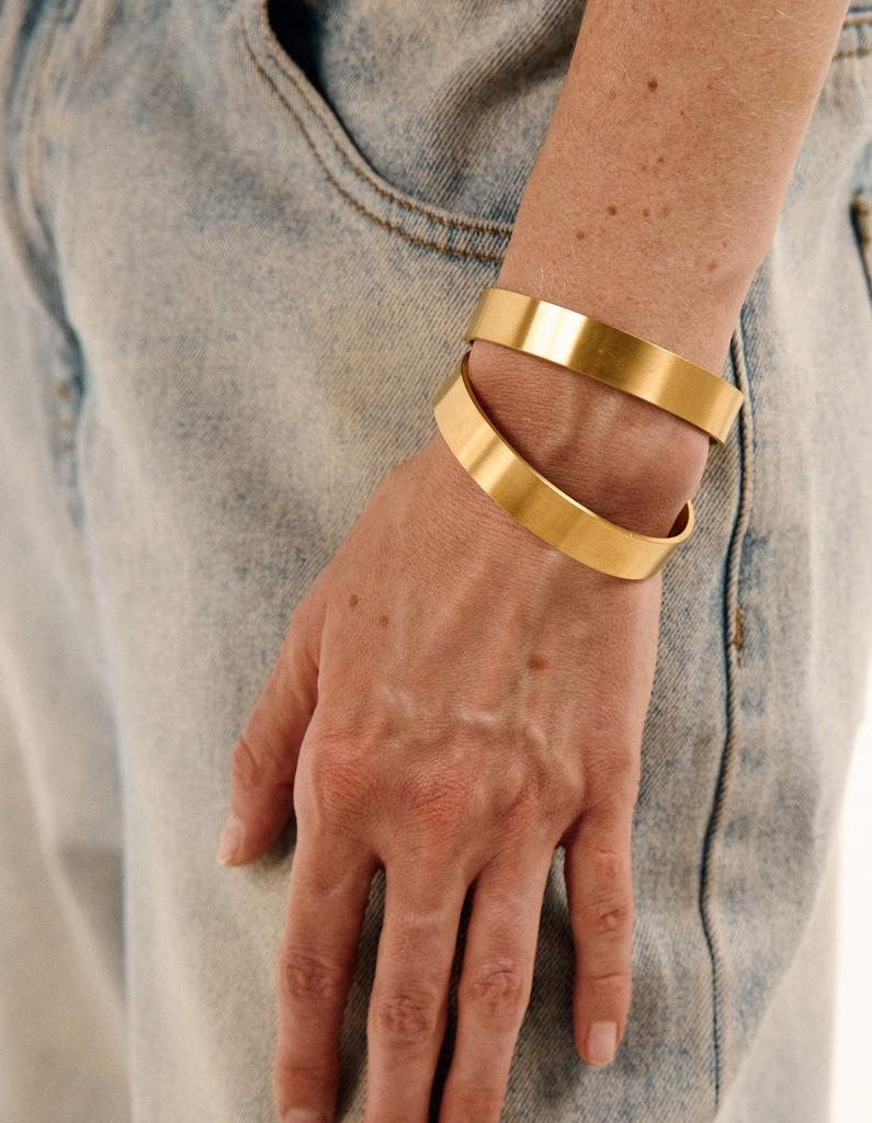 браслет жесткий широкий в золотистом оттенке