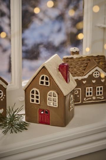 Домик с красной дверкой