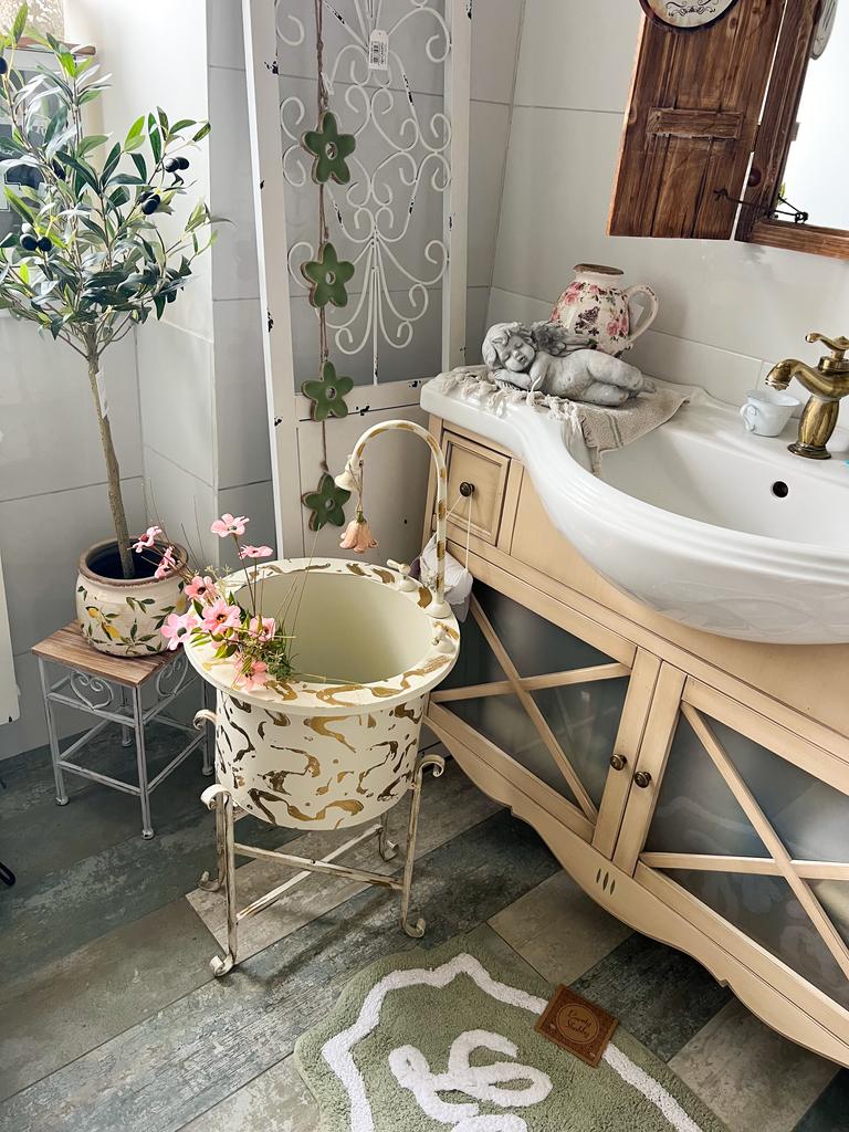 Кашпо кран бежевый