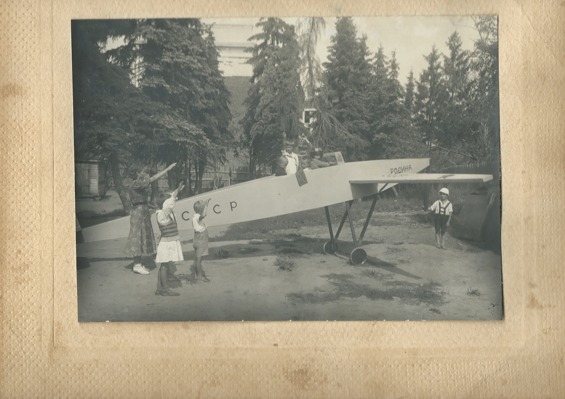 Немецкие дети приветствуют советских авиаторов. 1940 год