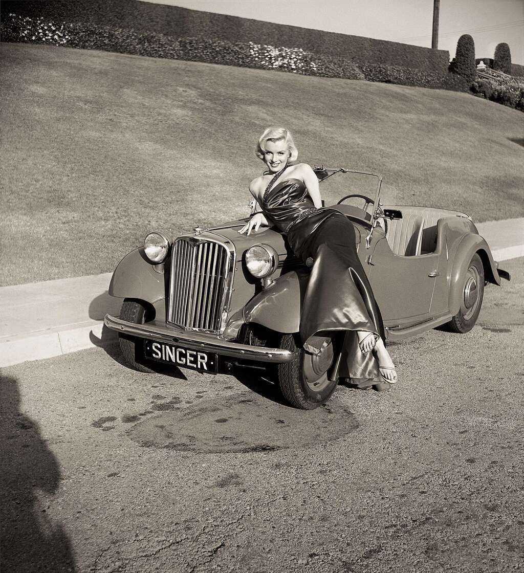 Мэрилин Монро на капоте автомобиля