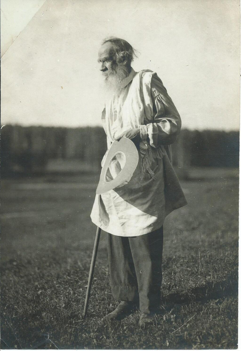 Лев Толстой после купания на реке Воронка  1900-е.