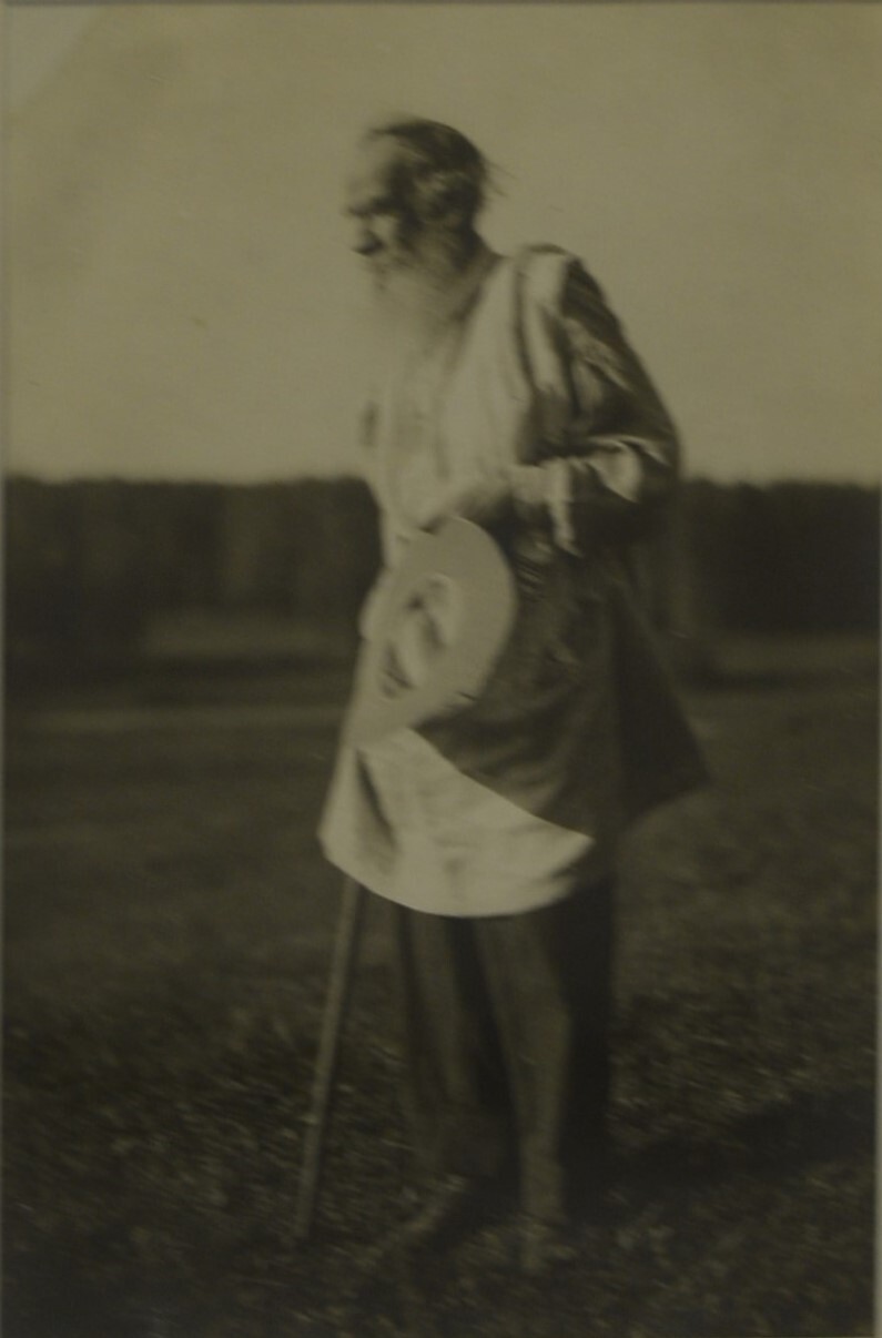 Лев Толстой после купания на реке Воронка  1900-е.