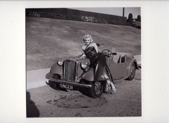 Мэрилин Монро на капоте автомобиля