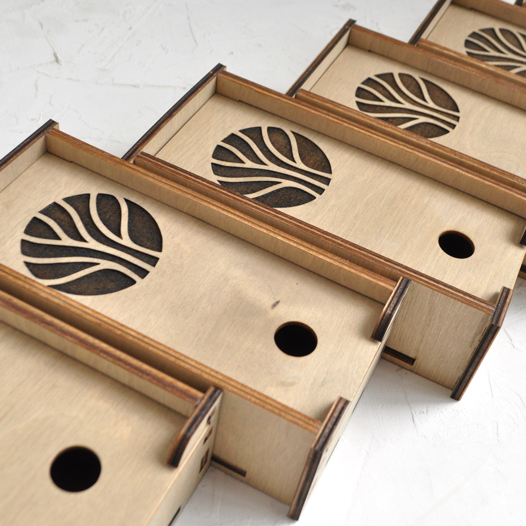 Счетница-коробочка с выдвижной крышкой из дерева с логотипом на заказ