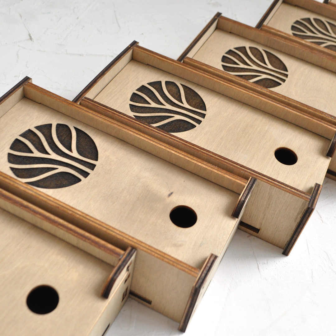 Счетница-коробочка с выдвижной крышкой из дерева с логотипом на заказ