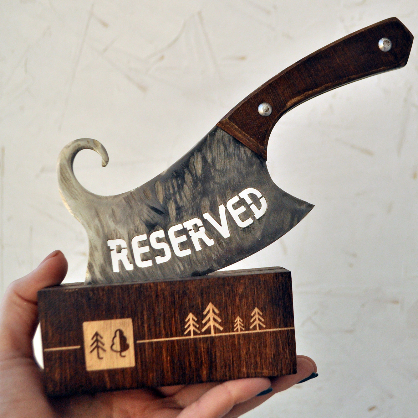 Табличка резерва стола с металлическим тесаком для кафе и ресторана купить