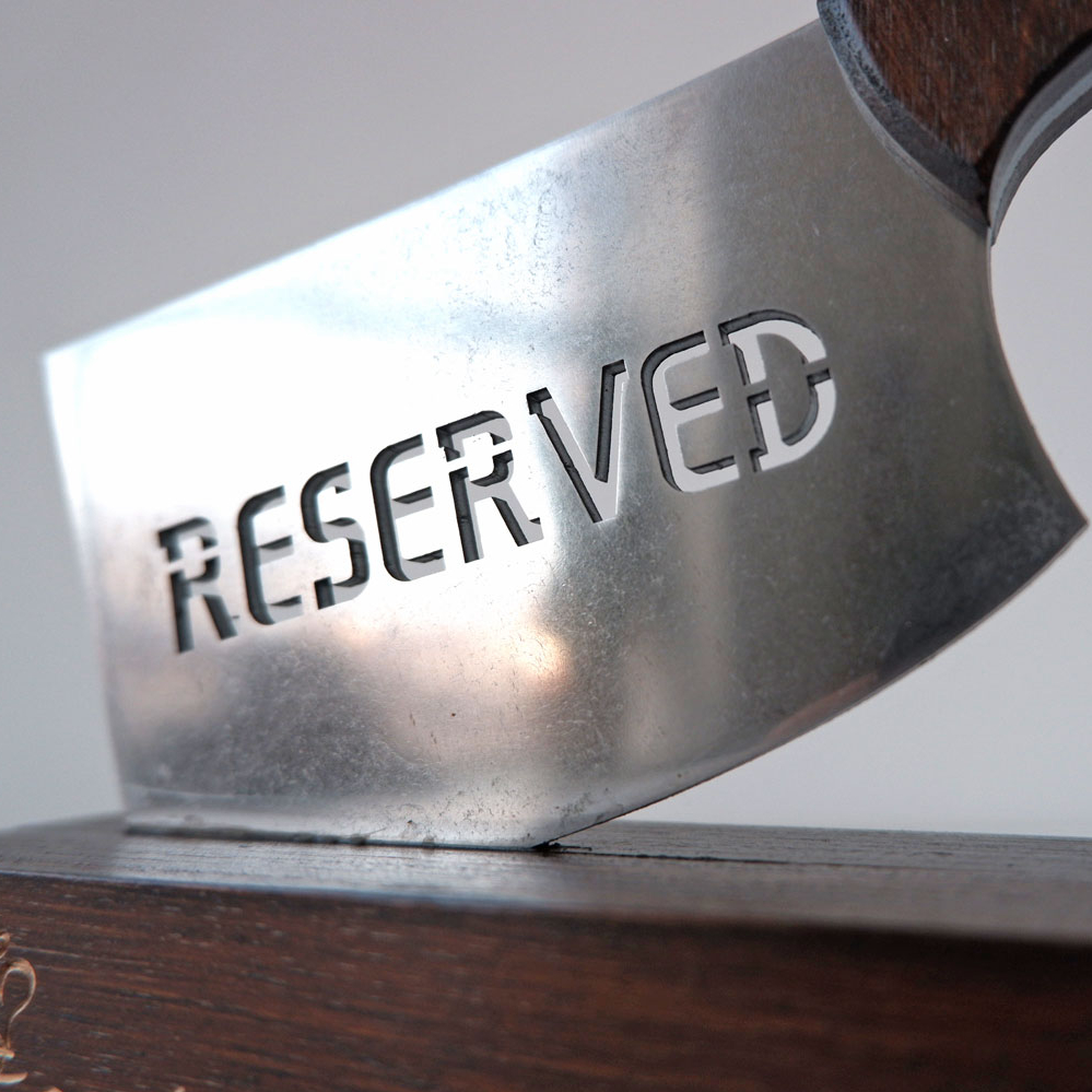 Табличка резерва стола с металлическим тесаком для кафе и ресторана купить