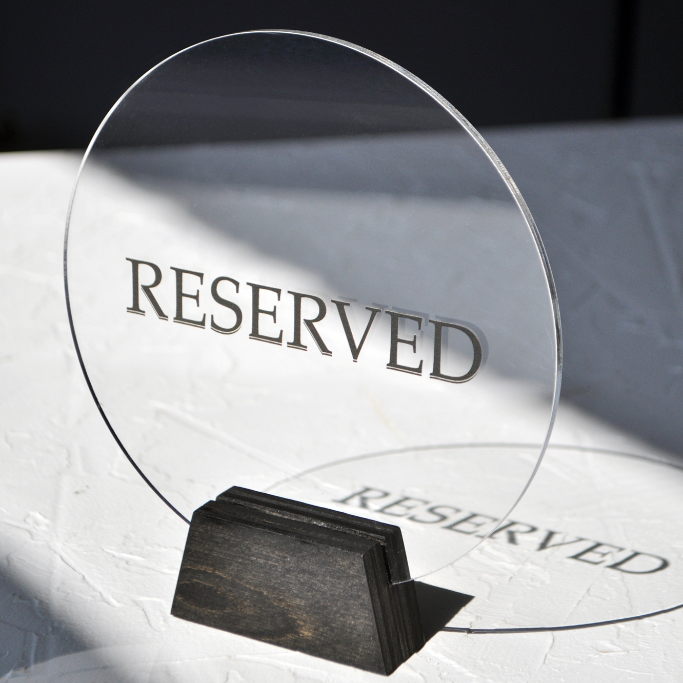 Табличка резерва на стол круглая прозрачная для кафе или ресторана купить или заказать